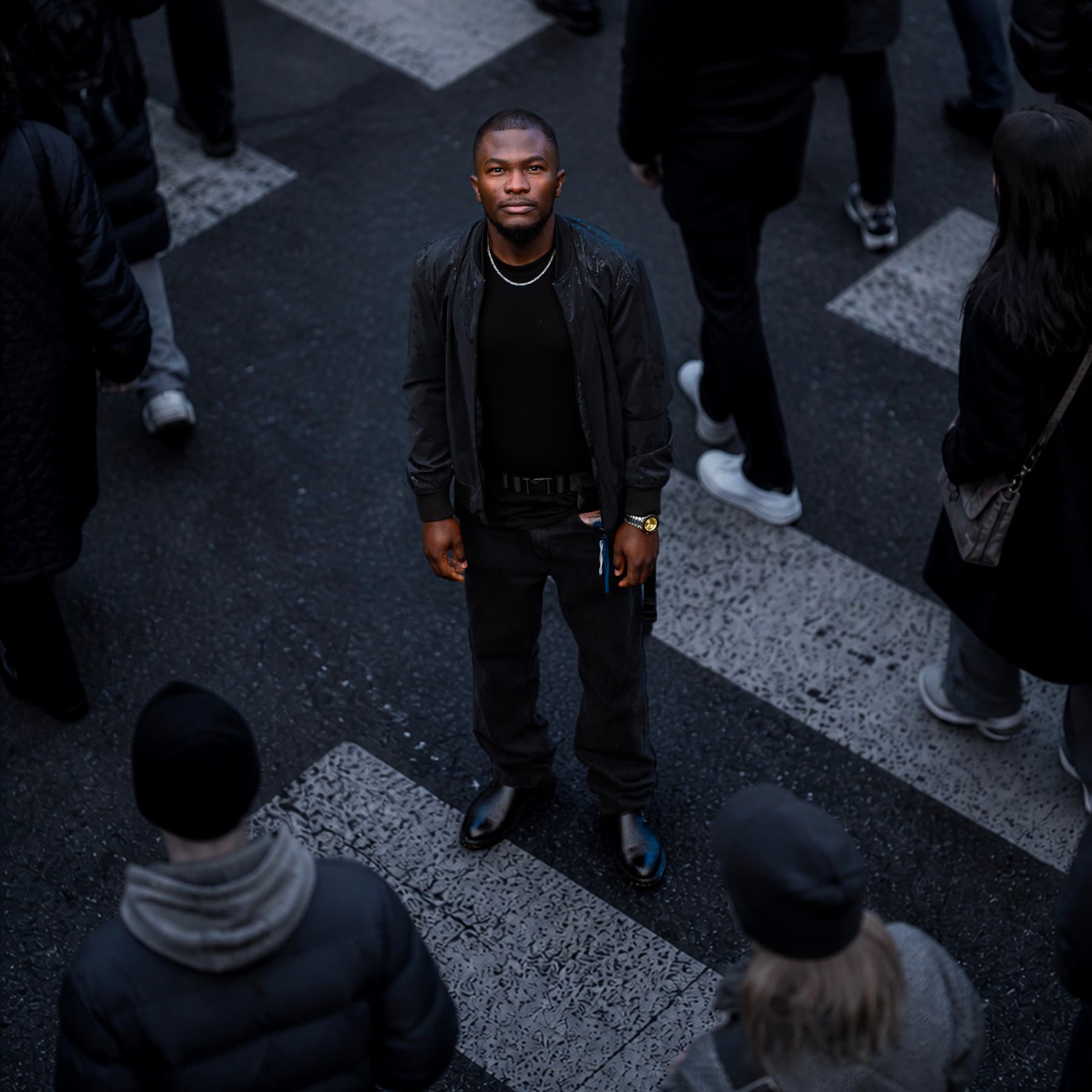 Portrait cinématique au milieu d’une foule
